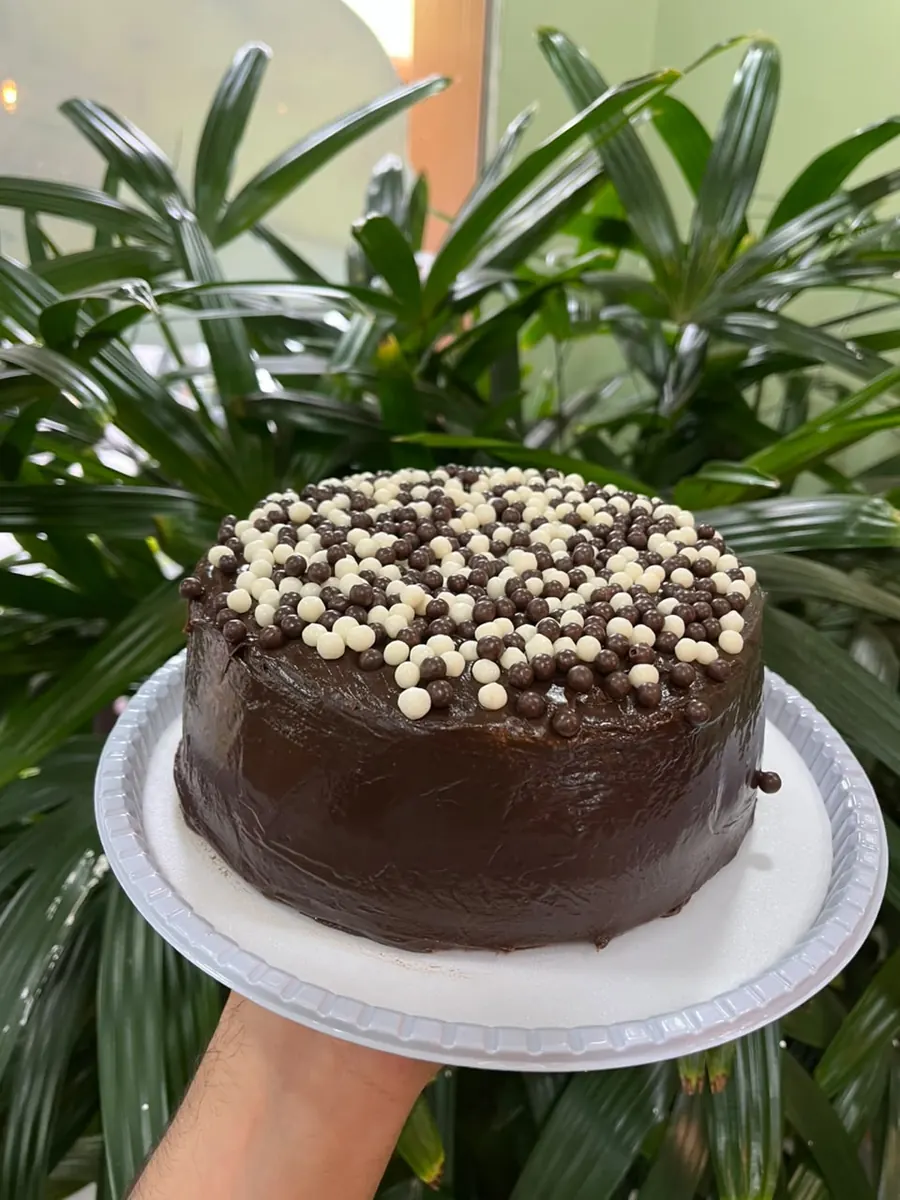 Bolo de chocolate com bolinhas crocantes