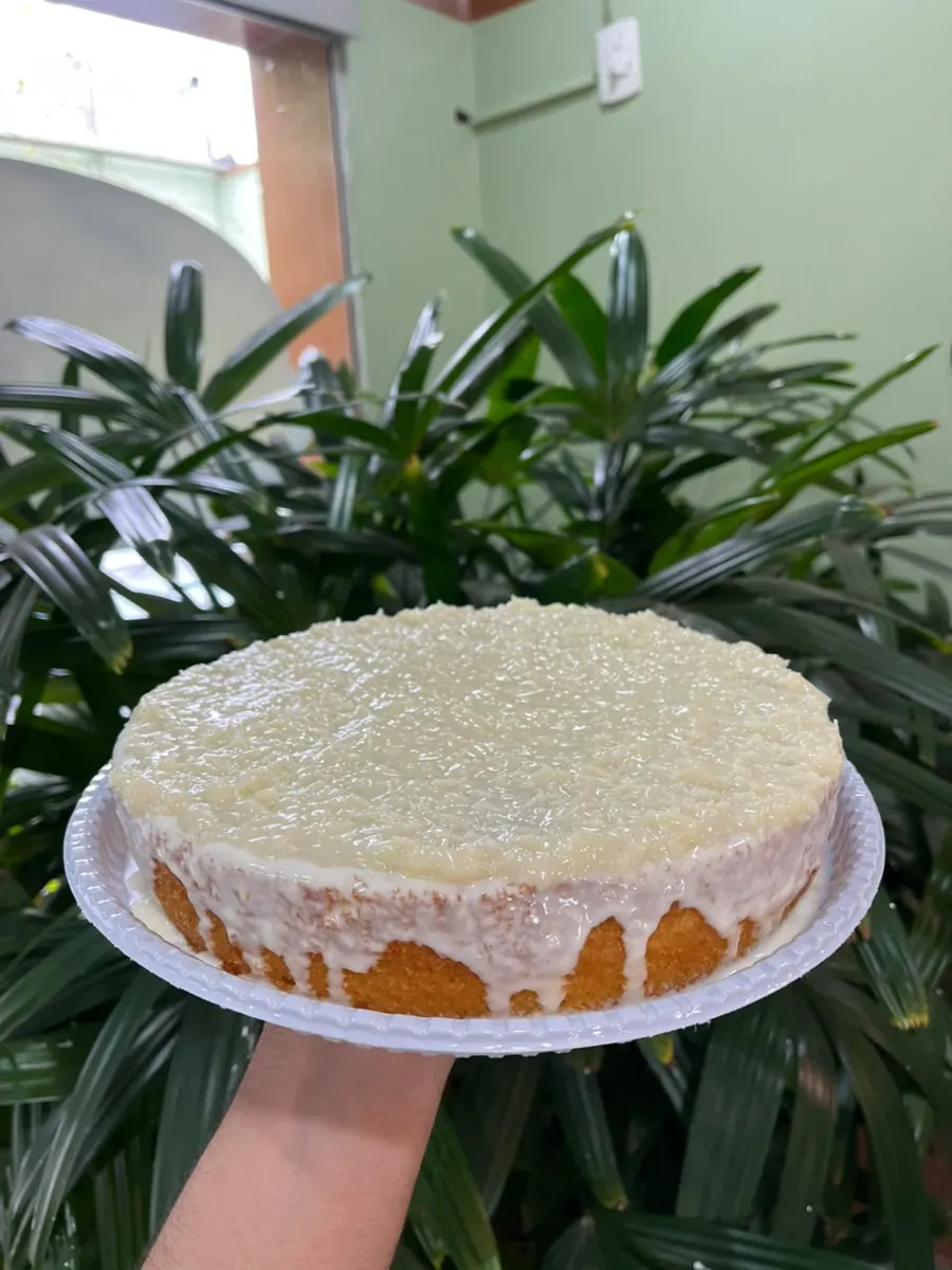 Bolo com cobertura de coco
