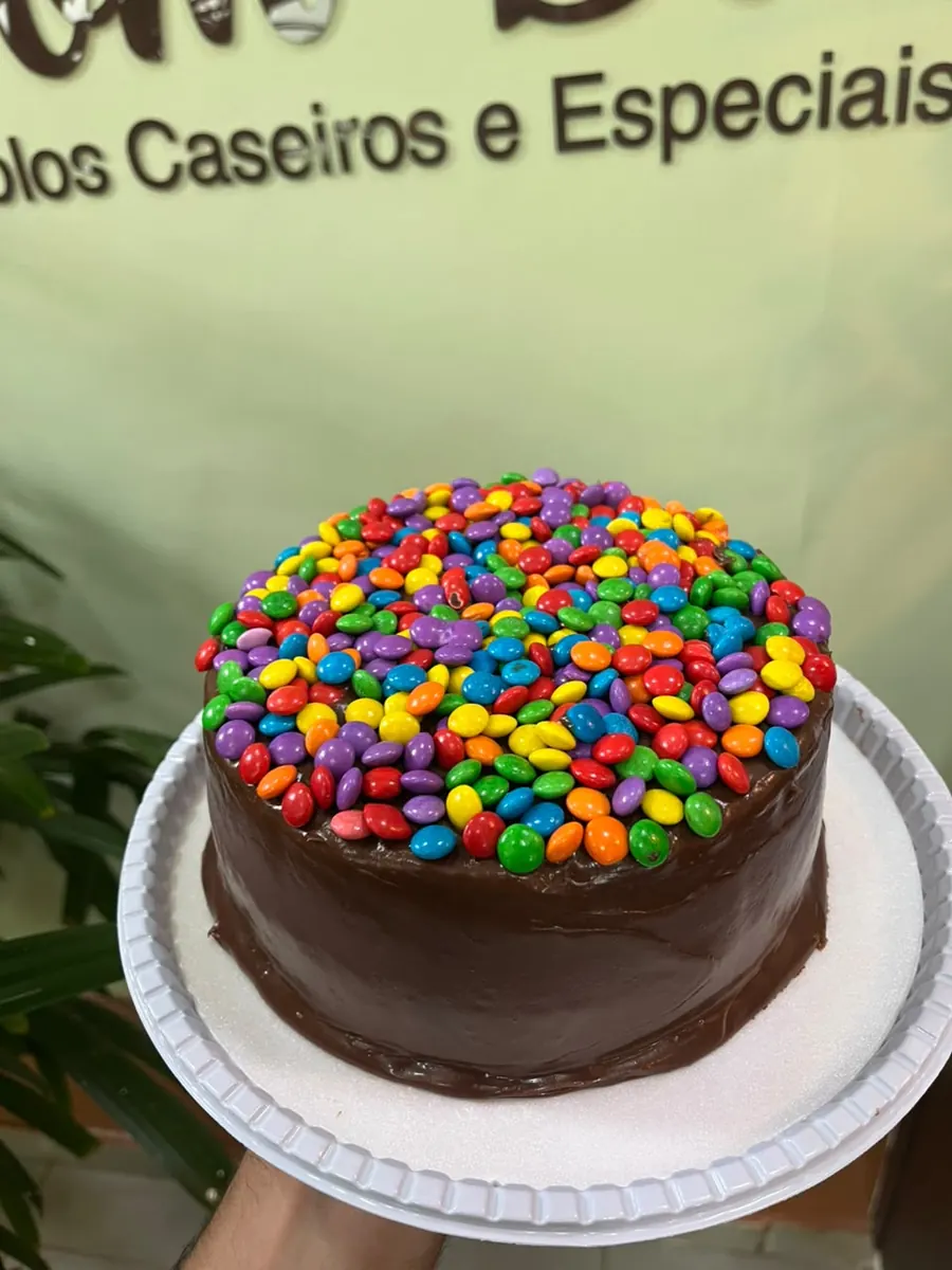 Bolo de chocolate coberto de confeitos coloridos