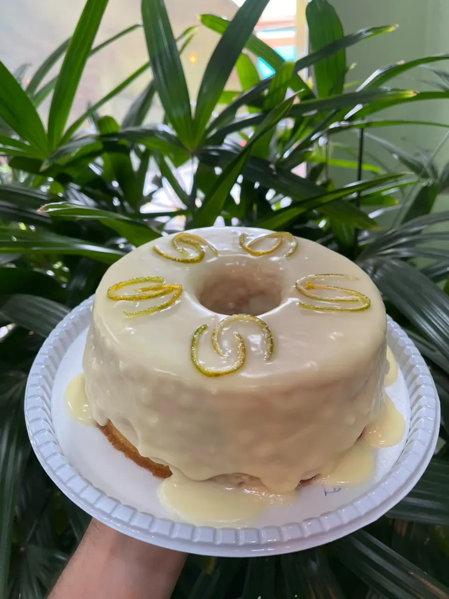 Bolo com cobertura branca e raspas de limão