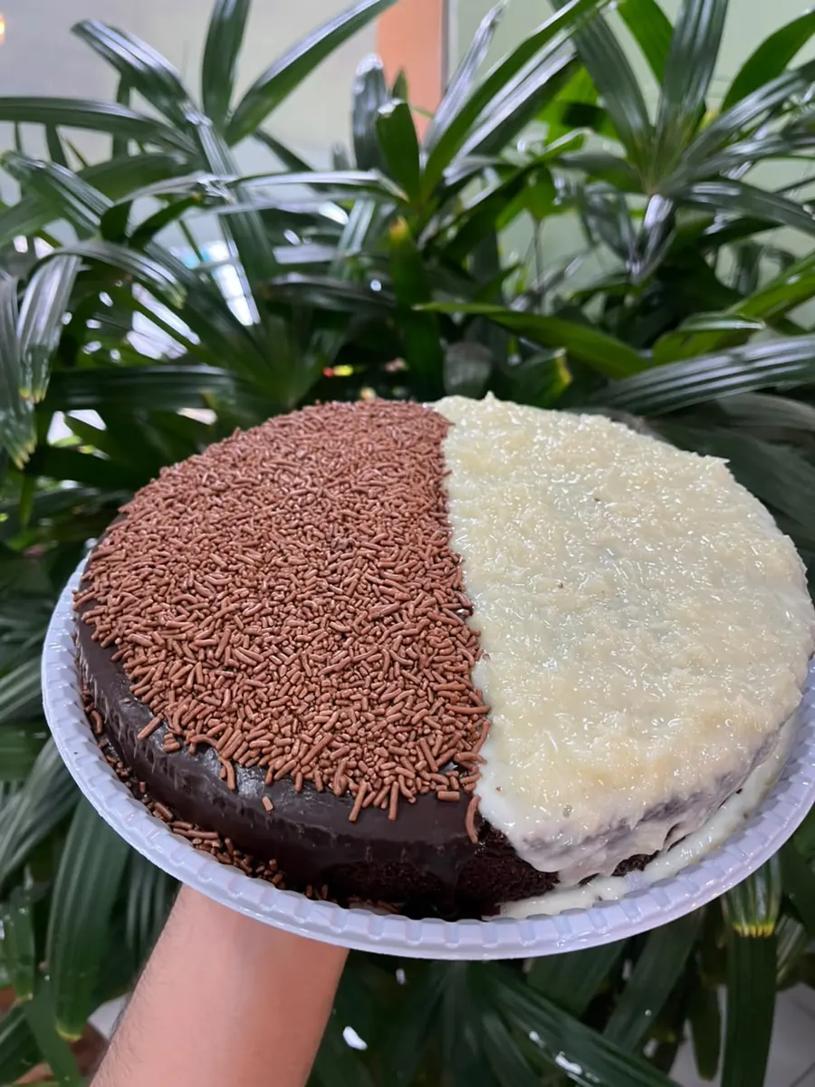 Bolo metade granulado de chocolate e metade coco