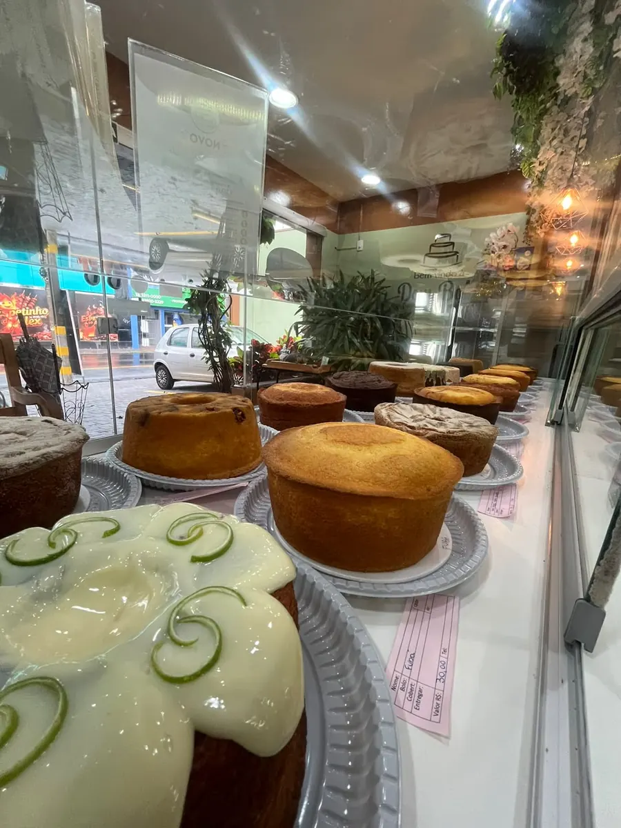 Vitrine da Dom Bolo com bolos caseiros