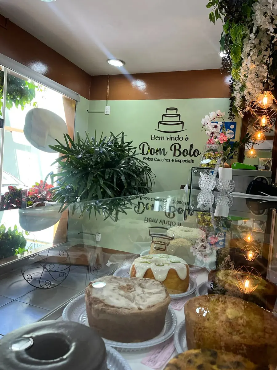 Interior da Dom Bolo com a vitrine de bolos